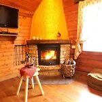 Alpine Getaway In Tuscany شاليه *