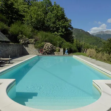 Chalet Spacious In With Swimming Pool