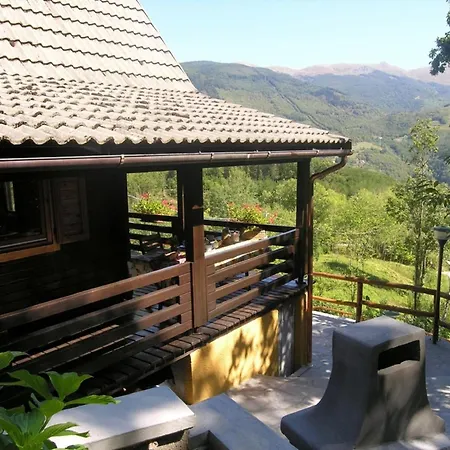 Alpine Getaway In Tuscany شاليه *